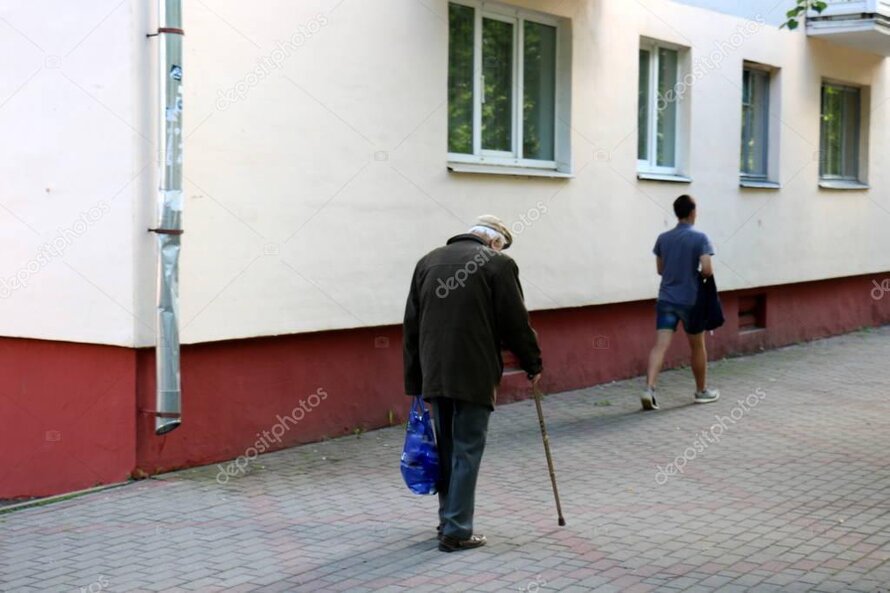 Bewohner einer Pflegeeinrichtung in einem gesicherten Gartenbereich