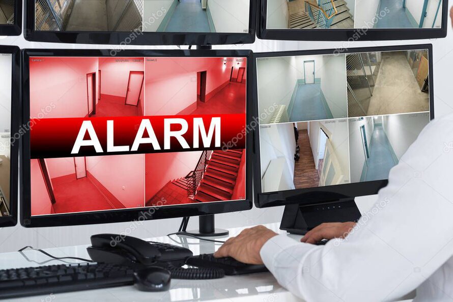 Alarmzentrale mit Anzeige aktiver Meldelinien und Zustände