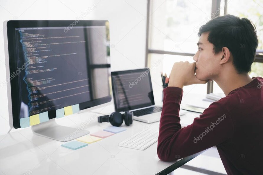 Softwareentwickler arbeitet an Sicherheitssoftware auf mehreren Monitoren