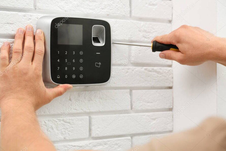 Servicetechniker montiert Zutrittskontroll-Hardware an einer Tür