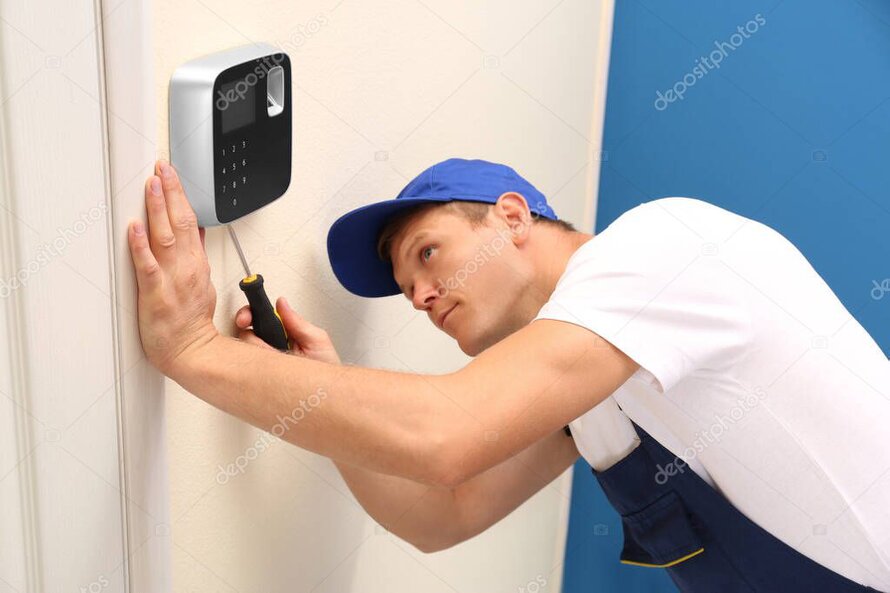 Techniker bei der Installation eines Zutrittslesers