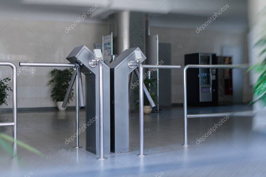Werkseingang mit Drehkreuz und Zutrittskontrolle