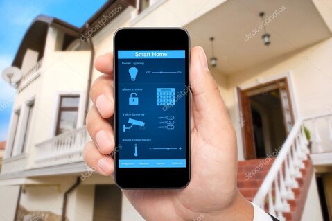 Kontrollraum mit Sicherheitsleitstand und Alarmmanagement-Software