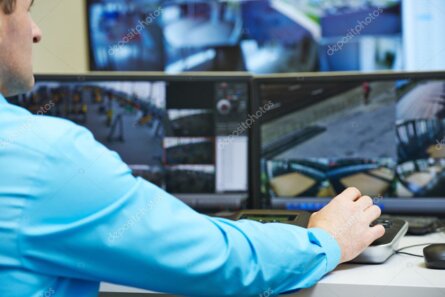 Leitstelle mit Monitorwand für Videoüberwachung in einer Sicherheitszentrale