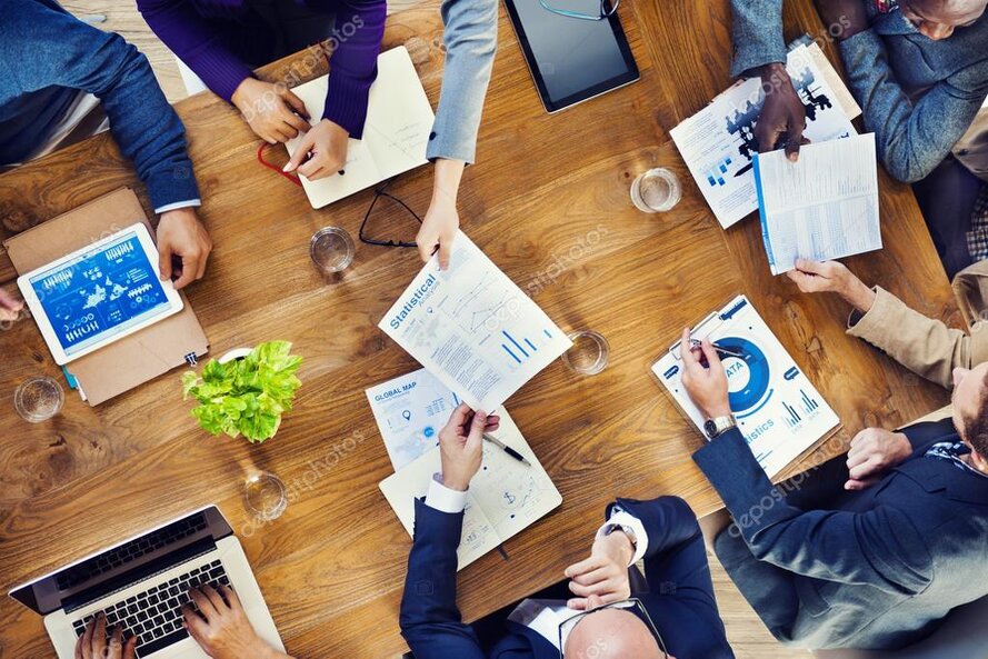 Mitarbeiterinnen und Mitarbeiter arbeiten gemeinsam im modernen Büro