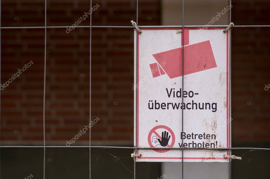Große Baustelle mit Videoüberwachung und Zugangskontrolle